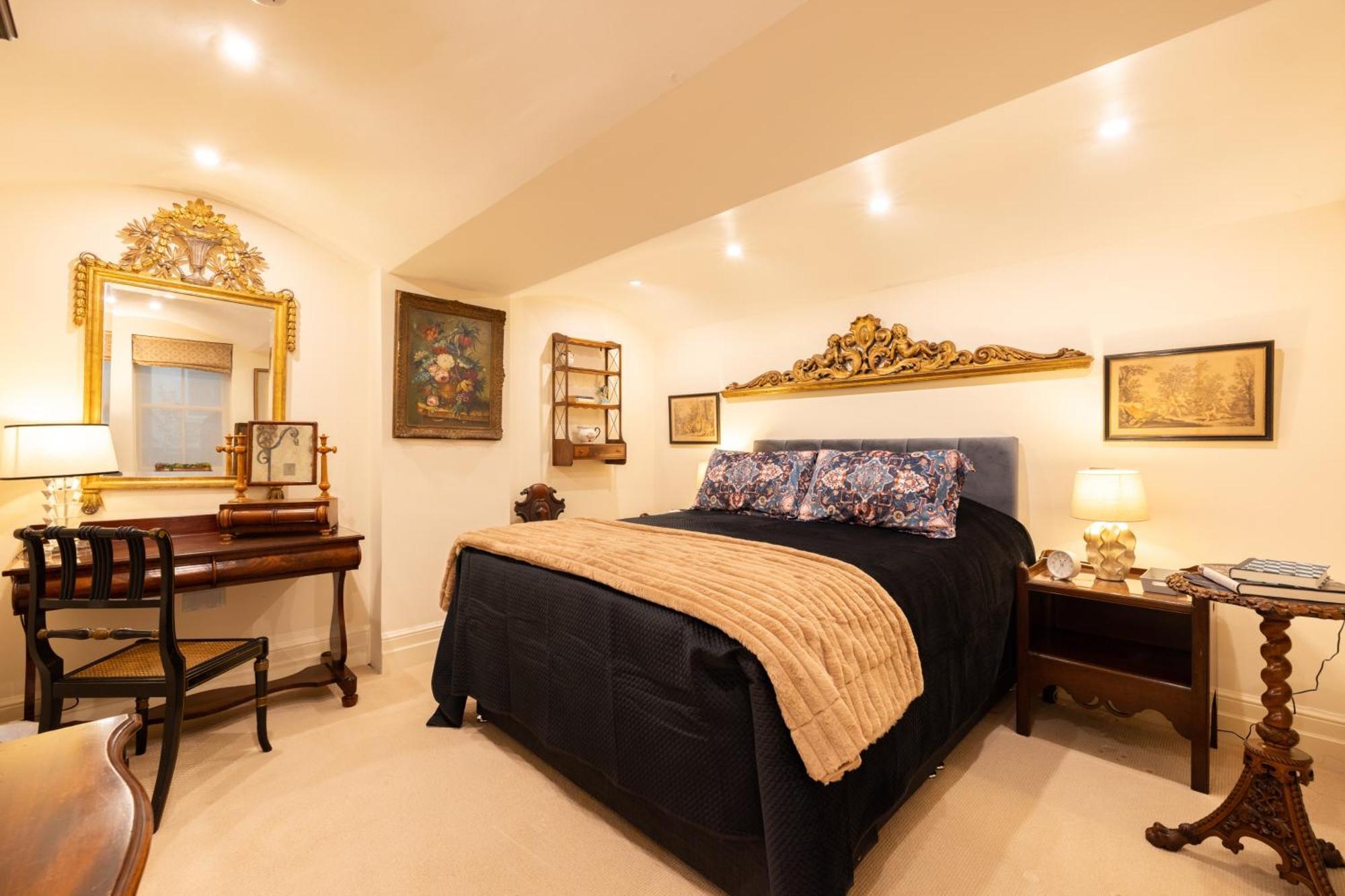 Large 4-bed 8-guests W Patio 1841 House Paddington Apartment *